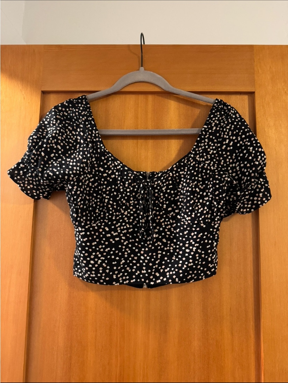 Leith (Nordstrom) Black & White Puff Sleeve Crop Top